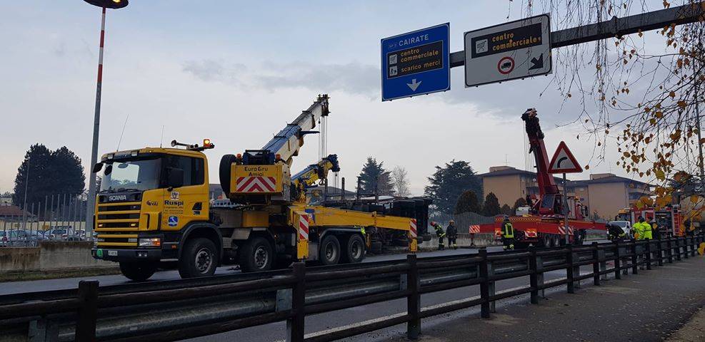 Tir ribaltato, le operazioni di soccorso