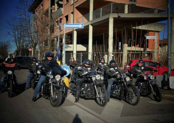 Busto Arsizio “Befana” in Harley Devinson porta doni ai bimbi della Pediatria