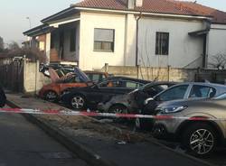 Auto fuori strada distrugge 4 vetture e sfonda un muro
