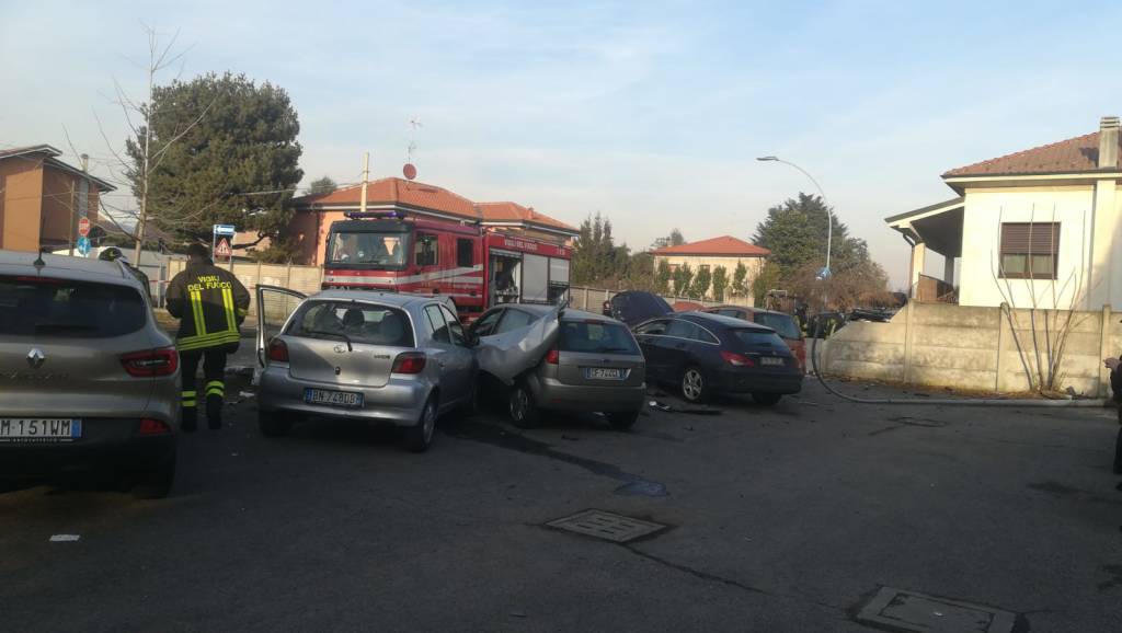 Auto fuori strada distrugge 4 vetture e sfonda un muro