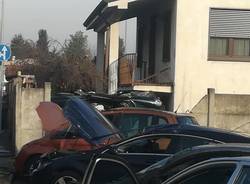 Auto fuori strada distrugge 4 vetture e sfonda un muro