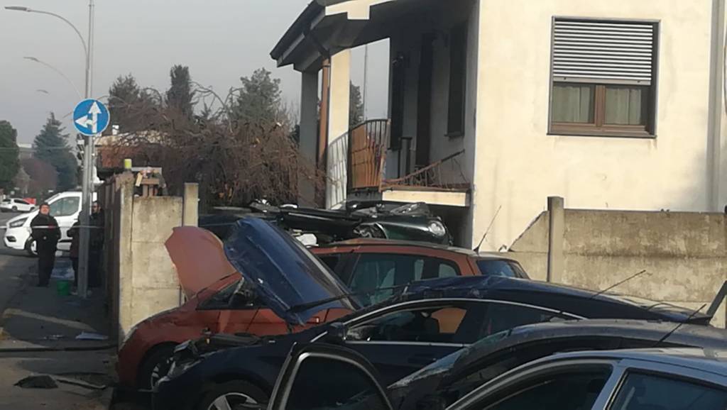 Auto fuori strada distrugge 4 vetture e sfonda un muro