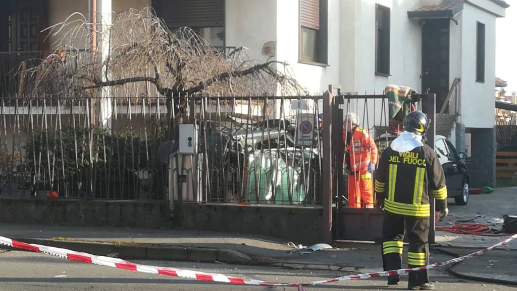 Auto fuori strada distrugge 4 vetture e sfonda un muro