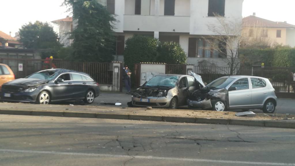 Auto fuori strada distrugge 4 vetture e sfonda un muro