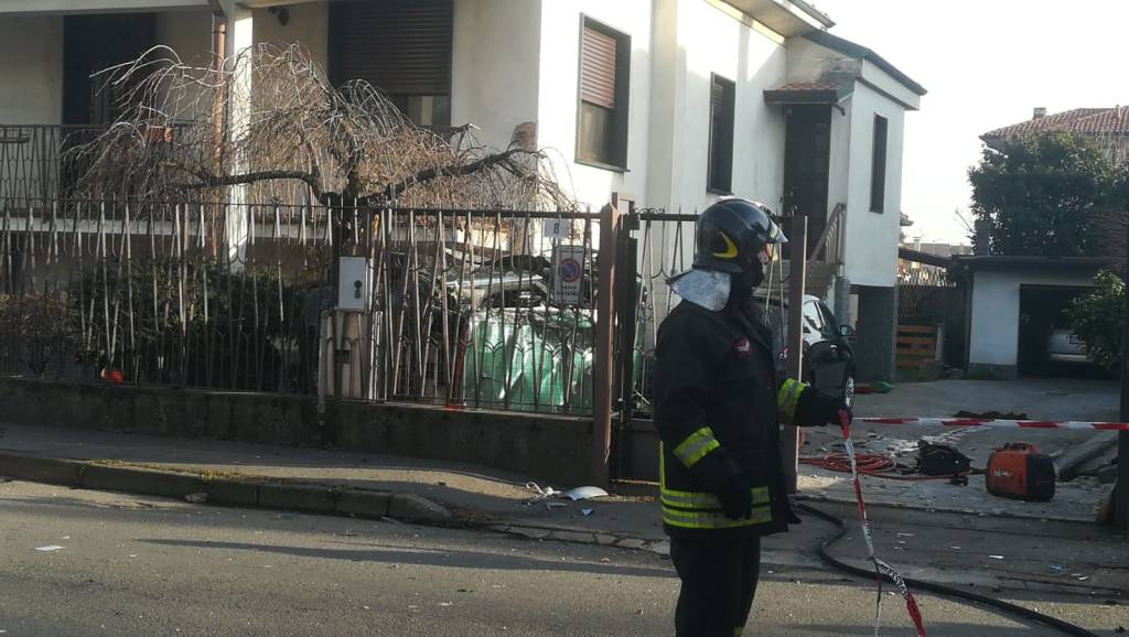 Auto fuori strada distrugge 4 vetture e sfonda un muro
