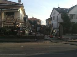 Auto fuori strada distrugge 4 vetture e sfonda un muro