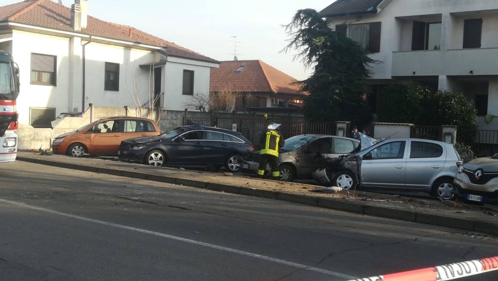 Auto fuori strada distrugge 4 vetture e sfonda un muro