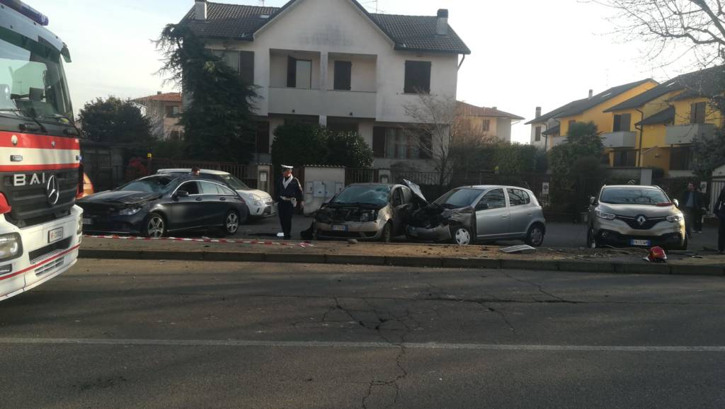 Auto fuori strada distrugge 4 vetture e sfonda un muro