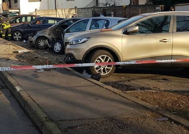 Auto finisce ribaltata in un cortile a San Giorgio su Legnano
