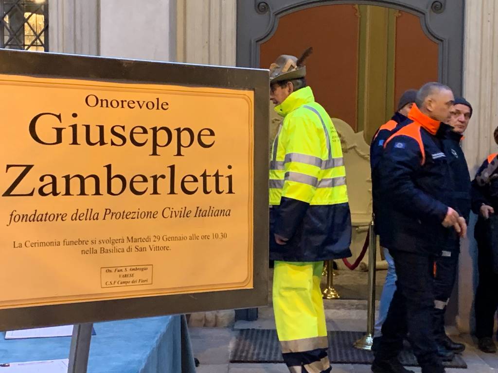 Camera ardente in salone Estense per Giuseppe Zamberletti 