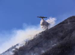 Canadair ed elicottero in azione a Ghirla (foto Lisa Berg)