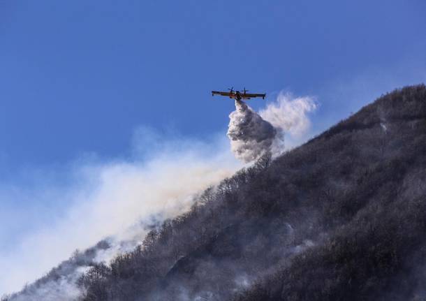 Incendio a Ghirla, Canadair ed elicottero in azione