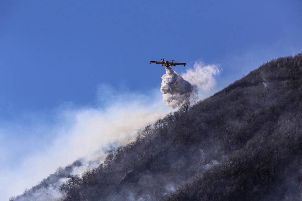 Canadair ed elicottero in azione a Ghirla (foto Lisa Berg)