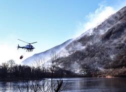 Canadair ed elicottero in azione a Ghirla (foto Lisa Berg)