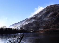 Canadair ed elicottero in azione a Ghirla (foto Lisa Berg)