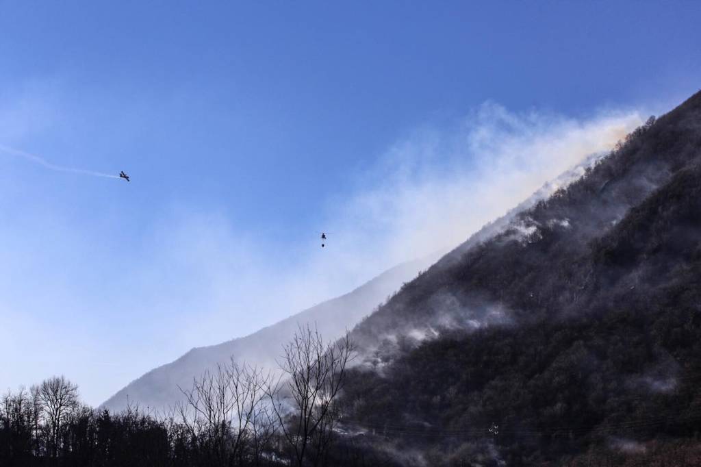 Canadair ed elicottero in azione a Ghirla (foto Lisa Berg)