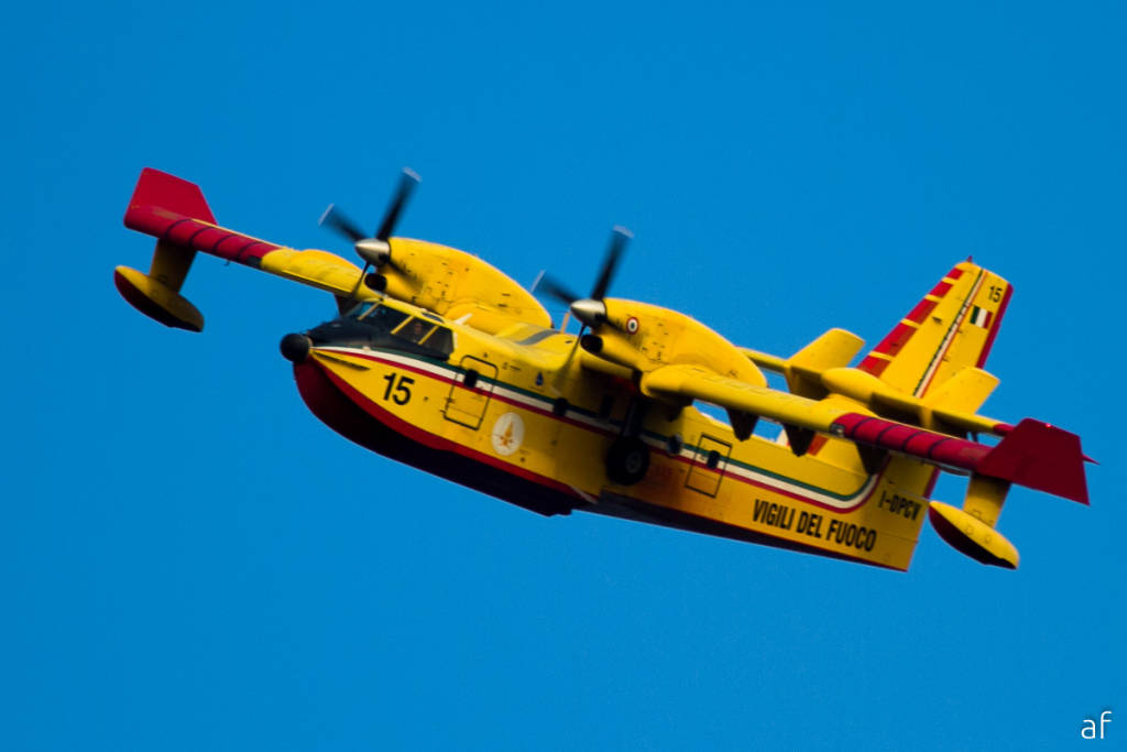 Incendio Martica, Canadair e elicotteri in azione