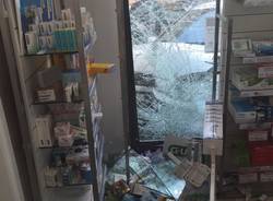 L\'auto entra in vetrina