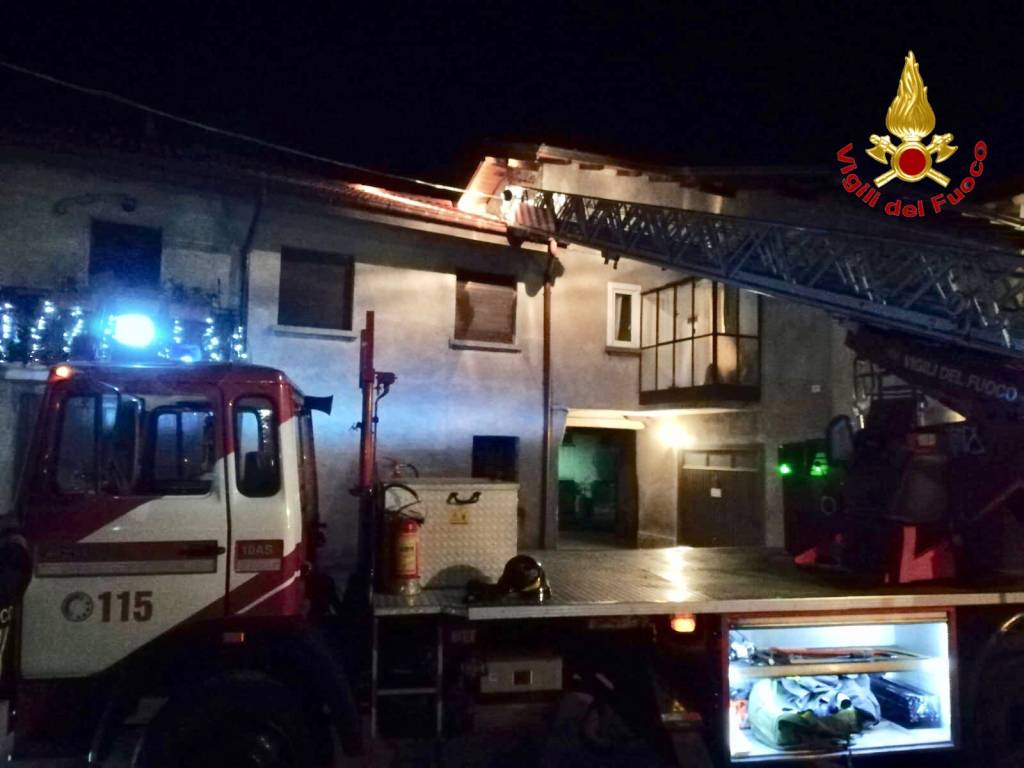 Due interventi per incendio tetto