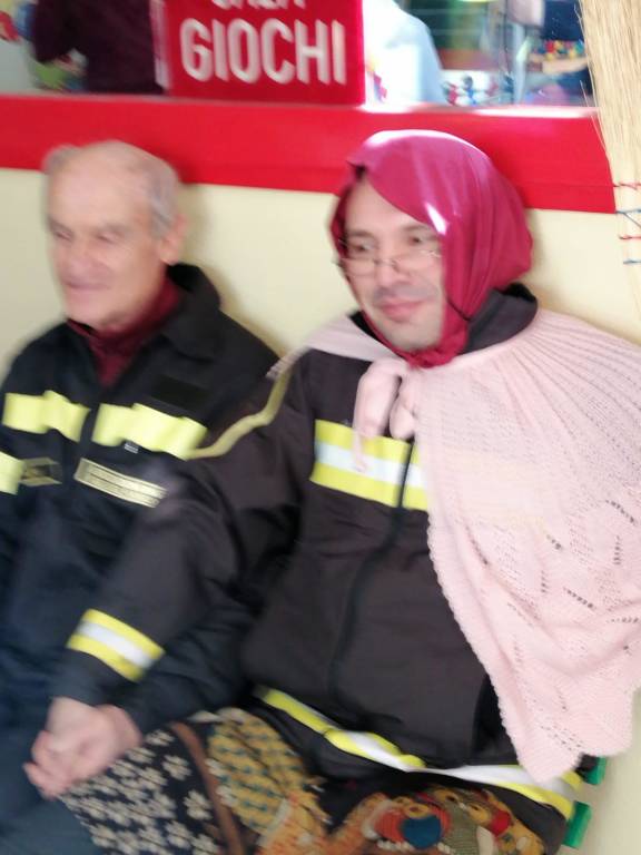 La befana dei vigili del fuoco all\'ospedale