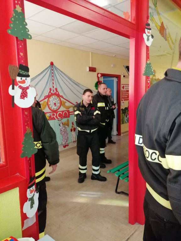 La befana dei vigili del fuoco all\'ospedale