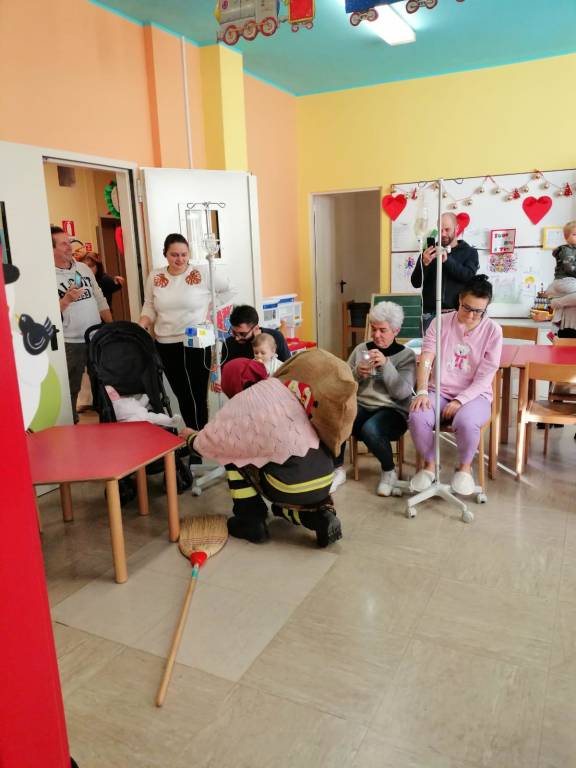 La befana dei vigili del fuoco all\'ospedale