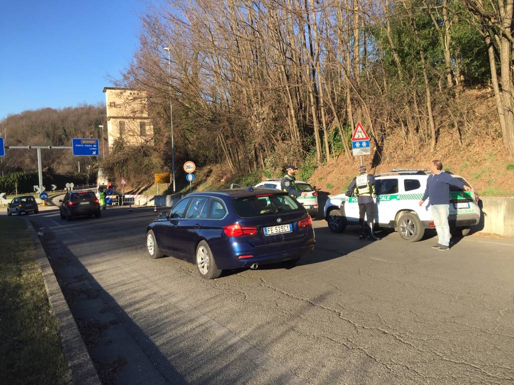 Valganna, il blocco delle auto a Induno