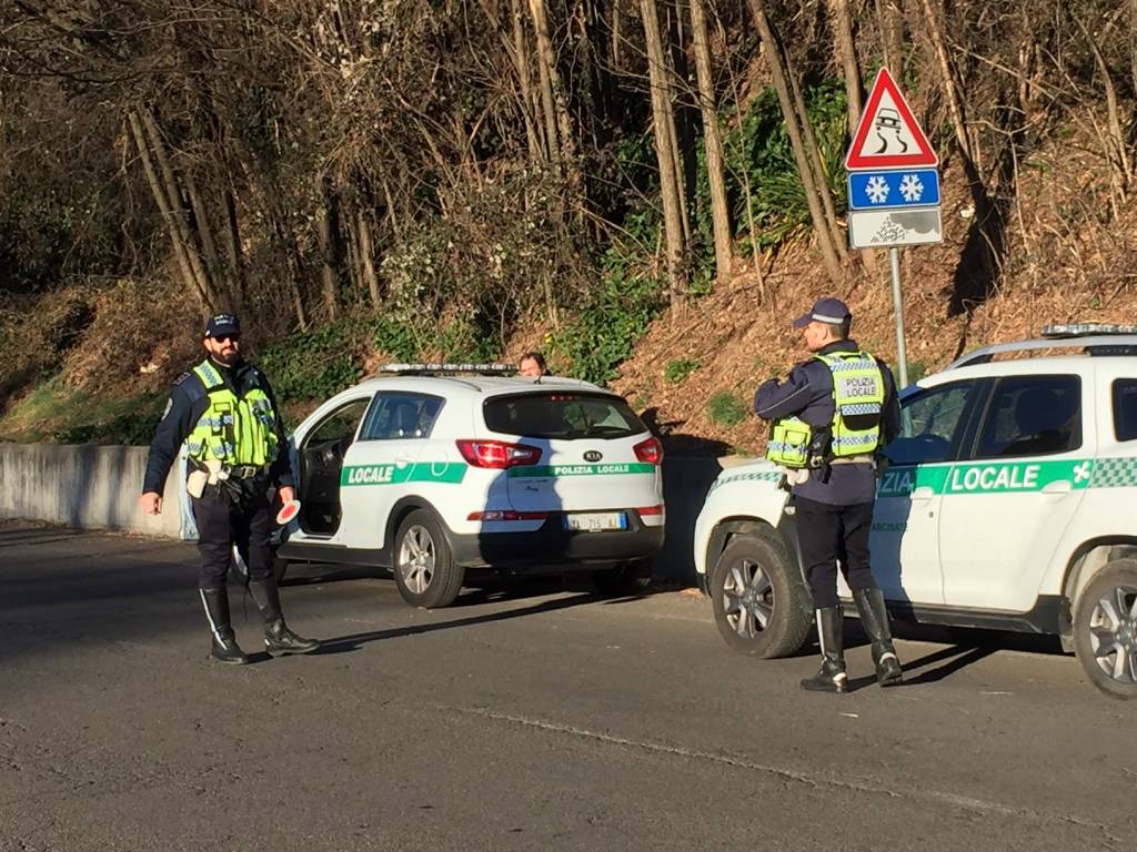 Valganna, il blocco delle auto a Induno