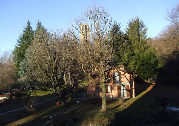 Panorama invernale con la Torre di Velate