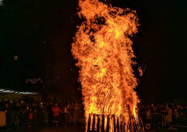 Sant\'Antonio: gran finale della sagra col falò