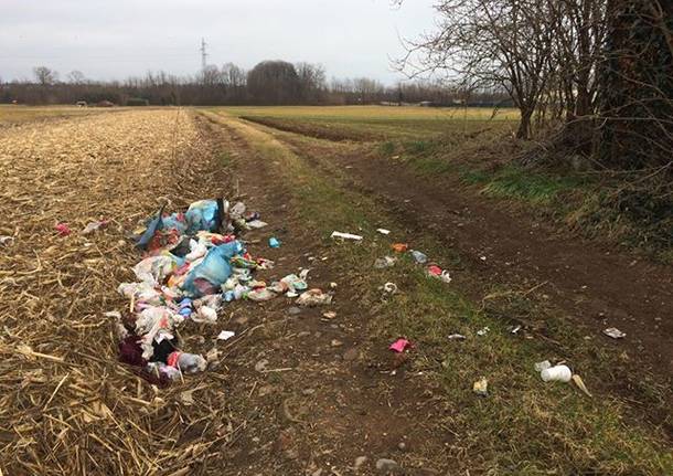 Rifiuti abbandonati a Lonate Ceppino