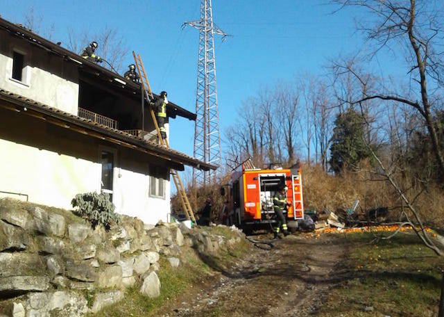 Incendio tetto a Gemonio