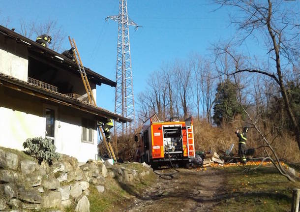 Incendio tetto a Gemonio