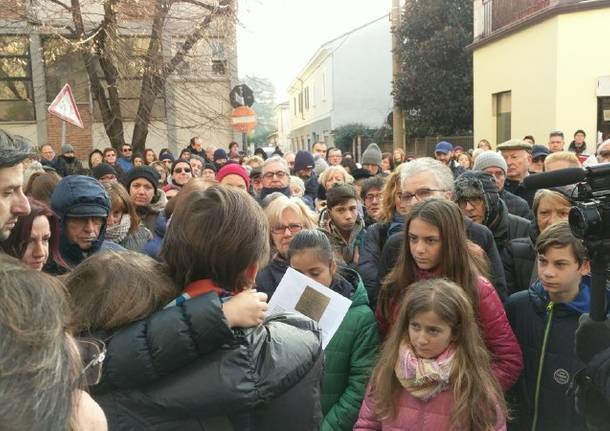 Posata la prima pietra d\'inciampo a Saronno. Assente l\'Amministrazione