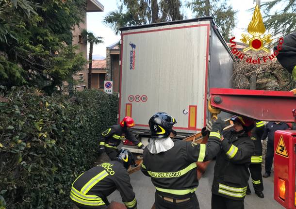 Il camion si incastra per \"colpa\" del navigatore