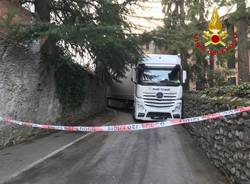 Il camion si incastra per \"colpa\" del navigatore