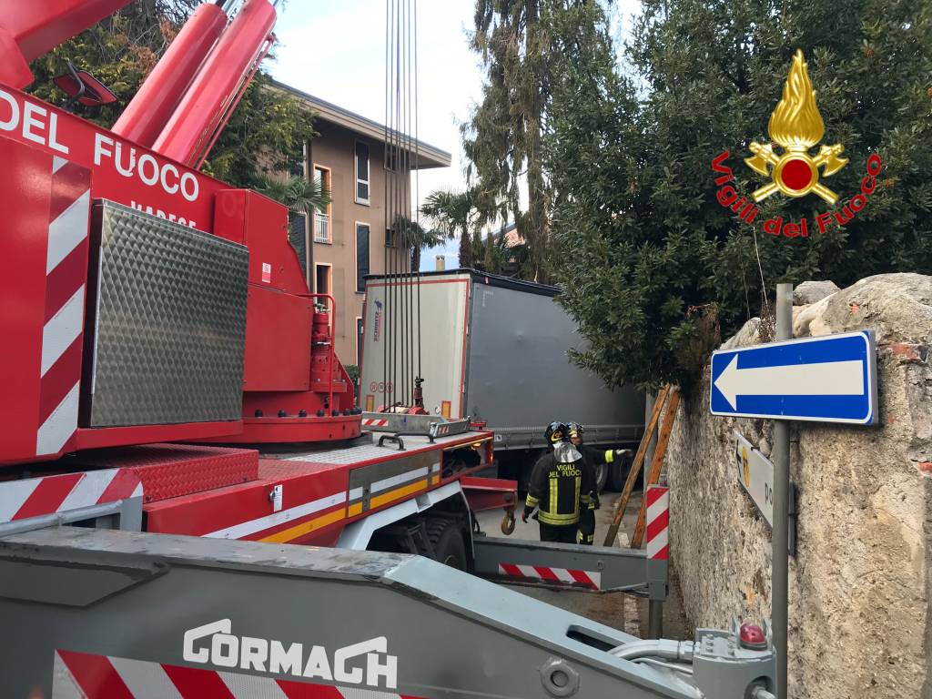 Il camion si incastra per \"colpa\" del navigatore