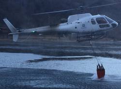 Elicottero in azione per spegnere l'incendio a Ghirla