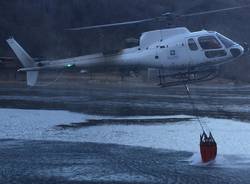 Elicottero in azione per spegnere l'incendio a Ghirla