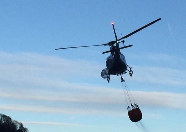 Elicottero in azione per spegnere l'incendio a Ghirla