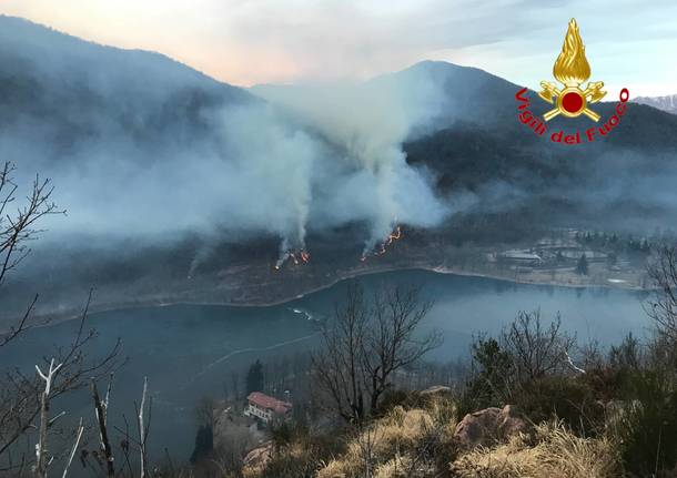 Il risveglio in fiamme sopra il lago di Ghirla