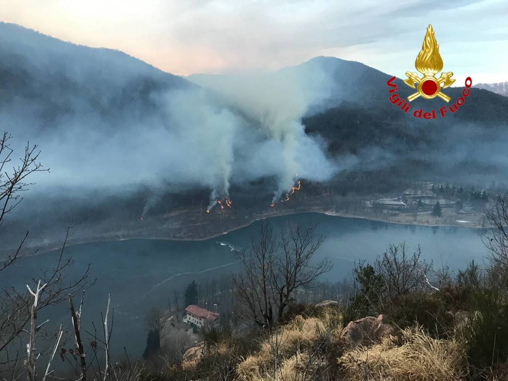 Il risveglio in fiamme sopra il lago di Ghirla