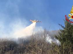 Incendio a Ghirla, le foto dei vigili del fuoco