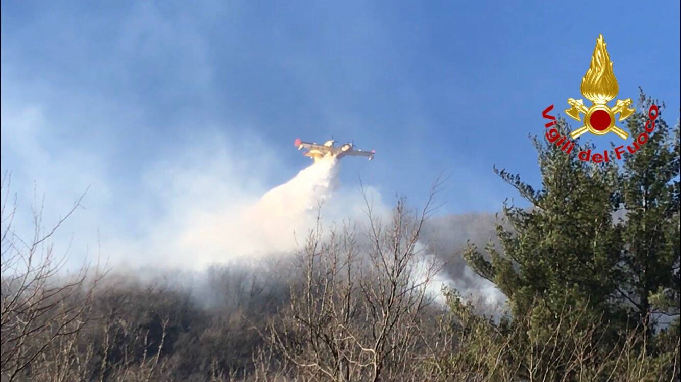 Incendio a Ghirla, le foto dei vigili del fuoco