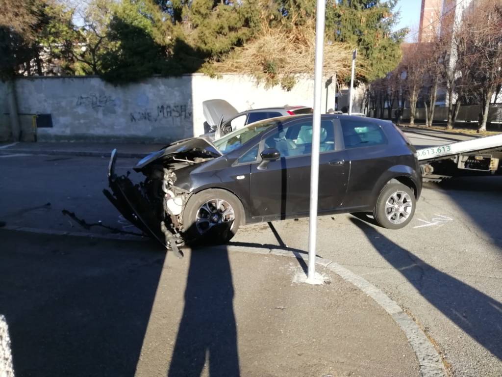 Incidente all'incrocio tra via Bergamo e Treviglio