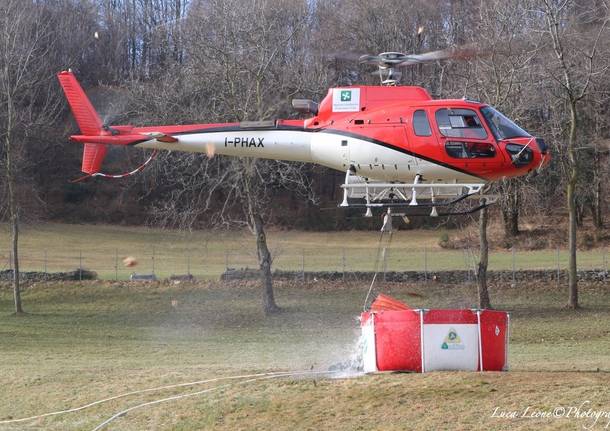 L’incendio spento con l’acqua della fattoria