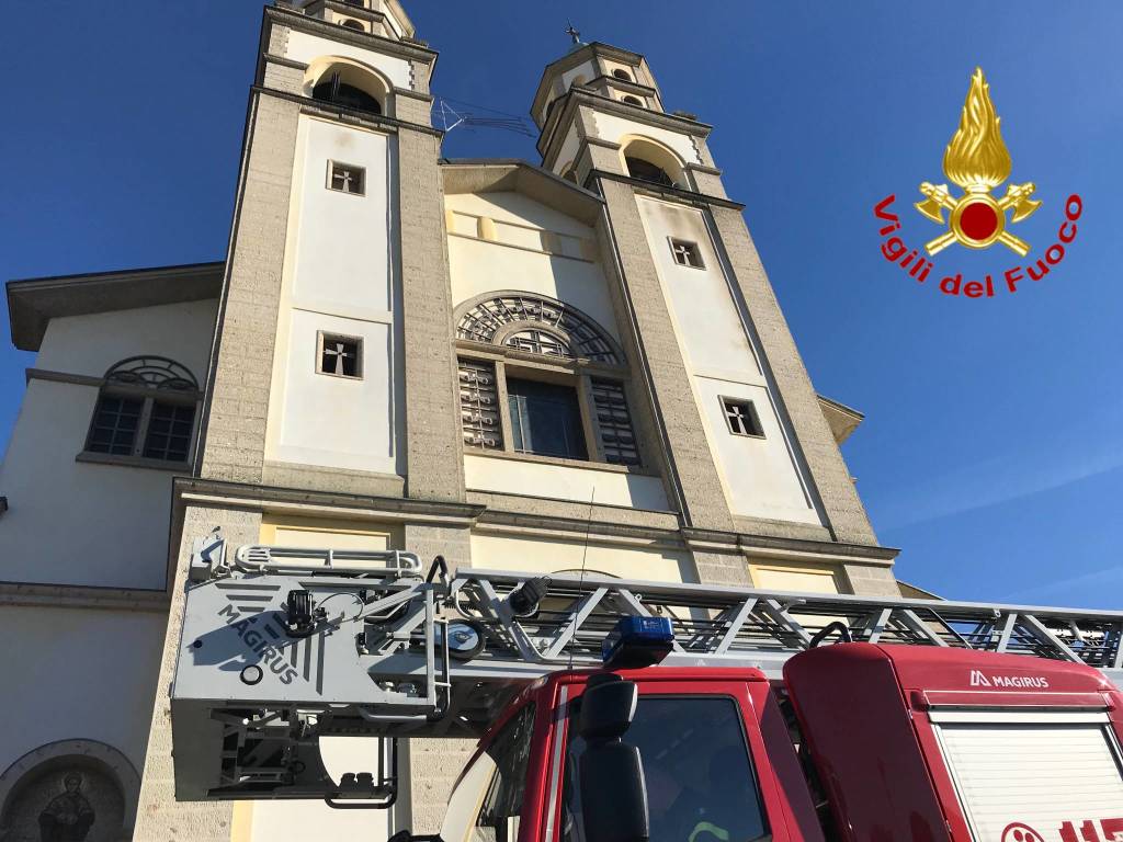 Luino, intervento dei vigili del fuoco nella chiesa di Moncucco