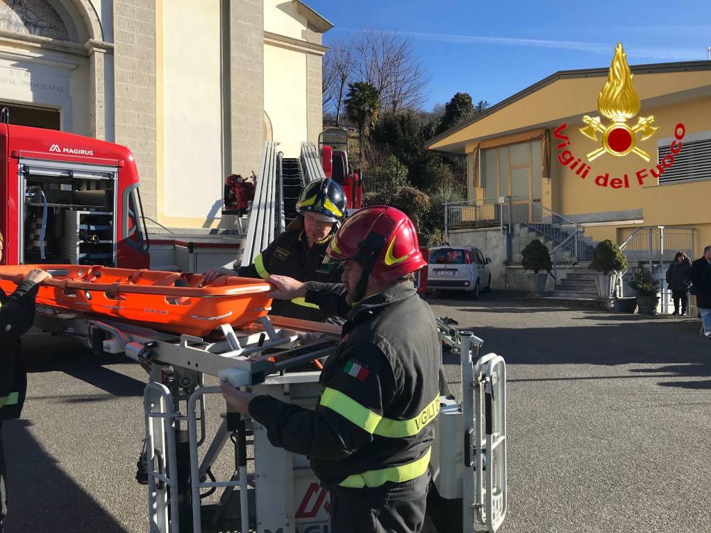 Luino, intervento dei vigili del fuoco nella chiesa di Moncucco