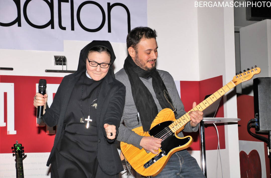 Oltre 300 perscone per Suor Cristina