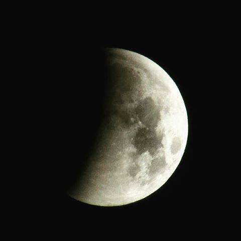 Tintarella di luna: l'eclisse